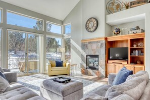TV, fireplace, DVD player - Light-filled townhome with fireplace, pools, hot tubs, gyms, golf & tennis (Eagle Crest)