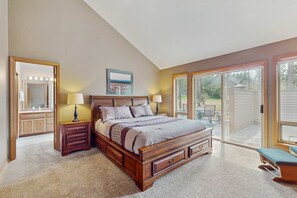 3 bedrooms, desk, iron/ironing board, WiFi - Warm and roomy dog-friendly retreat with a private hot tub, shared pool & tennis (Sunriver)