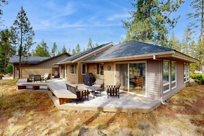 Terrace/patio - Warm and roomy dog-friendly retreat with a private hot tub, shared pool & tennis (Sunriver)