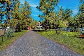 Property grounds - Charming 2-story chalet with deck, wood stove, Deschutes River access (Sunriver)