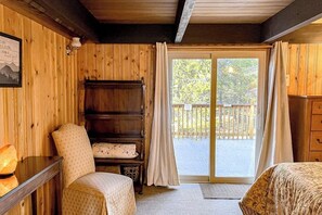 2 bedrooms, desk, iron/ironing board, WiFi - Charming 2-story chalet with deck, wood stove, Deschutes River access (Sunriver)