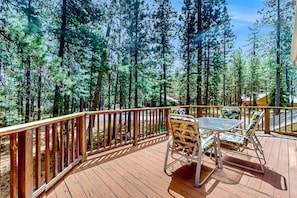 Outdoor dining - Spacious family home with wraparound deck, gas grill, and resort amenities (Black Butte Ranch)