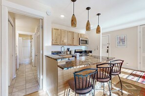 Fridge, microwave, oven, stovetop - Bright and modern condo at Seventh Mountain, access to shared pools, hot tubs (Bend)