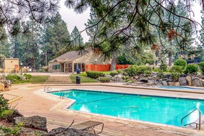 Pool - Bright and modern condo at Seventh Mountain, access to shared pools, hot tubs (Bend)