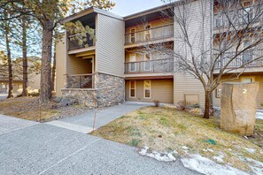 Exterior - Bright and modern condo at Seventh Mountain, access to shared pools, hot tubs (Bend)