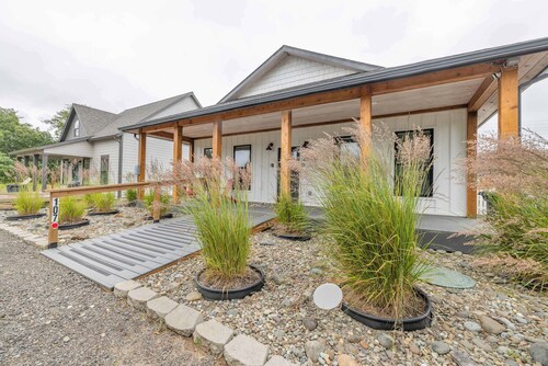 Modern cottage with covered deck, grill & fireplace - walk to beach-bars-dining