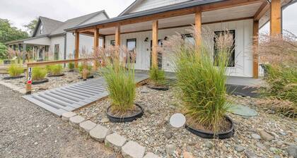 Modern cottage with covered deck, grill & fireplace - walk to beach-bars-dining