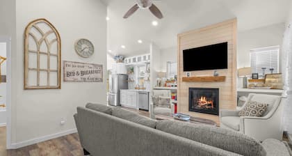 Modern cottage with covered deck, grill & fireplace - walk to beach-bars-dining