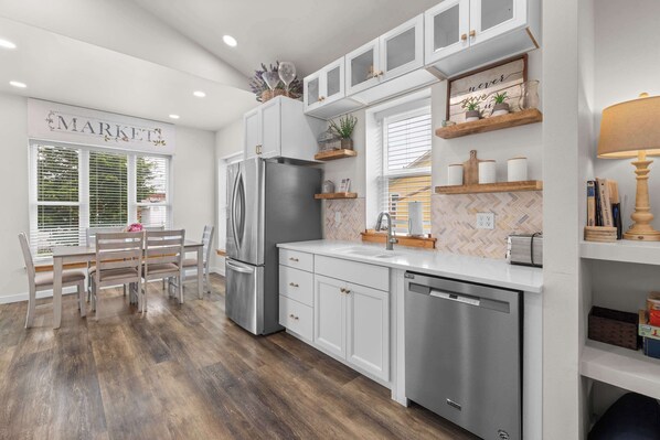 Coffee/tea maker, fridge, microwave, oven - Modern cottage with covered deck, grill & fireplace - walk to beach-bars-dining (Long Beach)