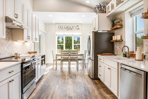Modern cottage with covered deck, grill & fireplace - walk to beach-bars-dining