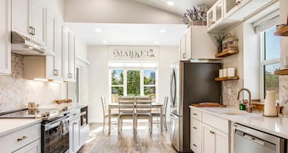 Modern cottage with covered deck, grill & fireplace - walk to beach-bars-dining