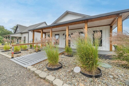 Modern cottage with covered deck, grill & fireplace - walk to beach-bars-dining
