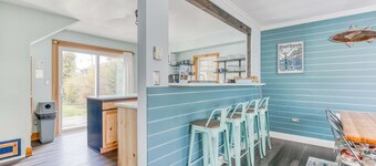 Dog-friendly home 5 blocks from the beach , game room & firepit