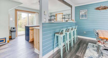 Dog-friendly home 5 blocks from the beach , game room & firepit