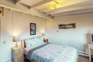 1 bedroom, iron/ironing board, WiFi - Cottage with Panoramic Ocean Views in Quiet Area - Dogs OK (Yachats)