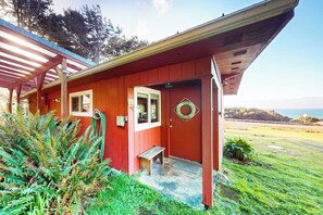 Exterior - Cottage with Panoramic Ocean Views in Quiet Area - Dogs OK (Yachats)