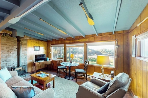 TV, DVD player, offices - Cottage with Panoramic Ocean Views in Quiet Area - Dogs OK (Yachats)