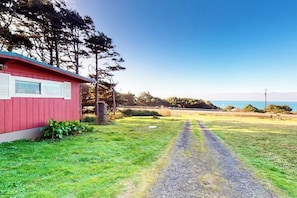 Property grounds - Cottage with Panoramic Ocean Views in Quiet Area - Dogs OK (Yachats)