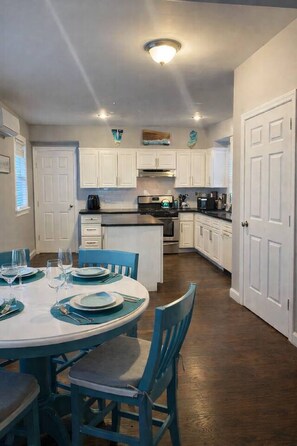 Fridge, microwave, oven, stovetop - Ventnor Seaside Gem: Outdoor Shower, Walk to Beach (Ventnor City)