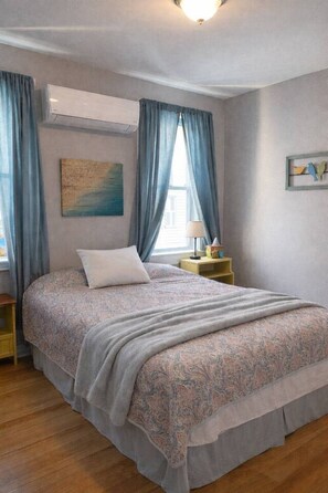 Desk, iron/ironing board, WiFi, bed sheets - Ventnor Seaside Gem: Outdoor Shower, Walk to Beach (Ventnor City)