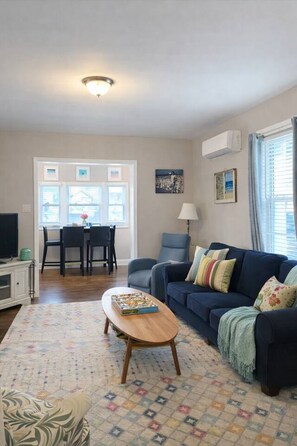TV - Ventnor Seaside Gem: Outdoor Shower, Walk to Beach (Ventnor City)