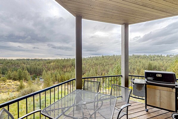 Outdoor dining - Condo with hot tub, shared pool, gas fireplace, close to outdoor recreation (Bend)