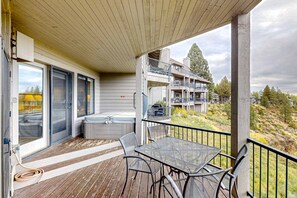 Outdoor dining - Condo with hot tub, shared pool, gas fireplace, close to outdoor recreation (Bend)