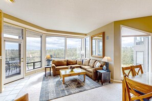 TV, fireplace - Condo with hot tub, shared pool, gas fireplace, close to outdoor recreation (Bend)