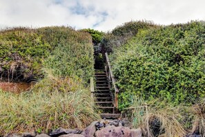 Property grounds - Quaint cottage in the woods 75 yards to the beach - dog-friendly, firepit & WiFi (Yachats)