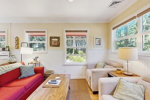 TV, DVD player, offices - Quaint cottage in the woods 75 yards to the beach - dog-friendly, firepit & WiFi (Yachats)