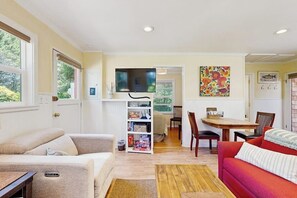 TV, DVD player, offices - Quaint cottage in the woods 75 yards to the beach - dog-friendly, firepit & WiFi (Yachats)