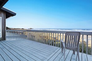Terrace/patio - Dog-friendly, oceanfront condo with beach access, fireplace, large deck-EV charger (Bandon)