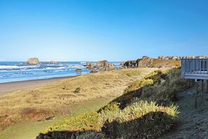 On the beach - Dog-friendly, oceanfront condo with beach access, fireplace, large deck-EV charger (Bandon)