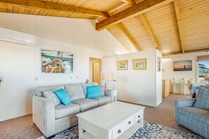 TV, DVD player - Dog-Friendly Oceanview Duplex with Beach Access - Walk to Nye Beach Shops (Newport)