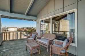 Terrace/patio - Dog-Friendly Oceanview Duplex with Beach Access - Walk to Nye Beach Shops (Newport)