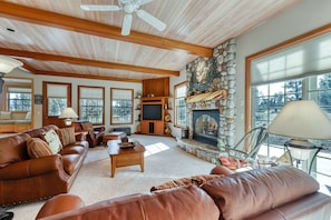 TV, fireplace, offices - Charming home on golf course with shared pool, hot tub & resort amenities (Eagle Crest)