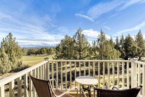 Property grounds - Charming home on golf course with shared pool, hot tub & resort amenities (Eagle Crest)
