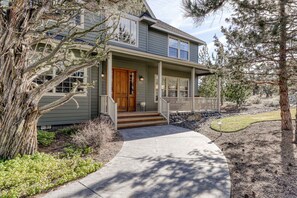 Exterior - Charming home on golf course with shared pool, hot tub & resort amenities (Eagle Crest)