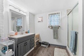 Shower, hair dryer, towels - NEW! Quiet Comfort Near the Heart of Johnstown (Johnstown)