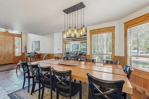 Dining - Lodge-style luxury in Sunriver - hot tub, fireplace, gas grill, games (Sunriver)