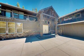 Exterior - Lodge-style luxury in Sunriver - hot tub, fireplace, gas grill, games (Sunriver)