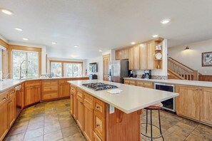 Fridge, microwave, oven, stovetop - Lodge-style luxury in Sunriver - hot tub, fireplace, gas grill, games (Sunriver)