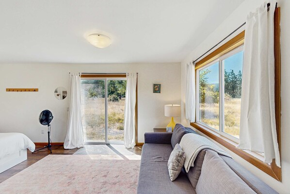 TV, offices - Charming dog-friendly house and separate studio with grill, WIFI, washer and dryer (Springfield)