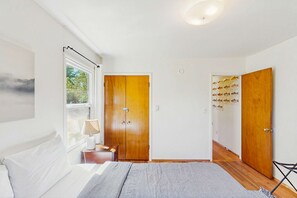 2 habitaciones, tabla de planchar con plancha, internet y ropa de cama