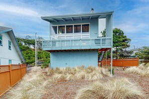 Property grounds - Dog-Friendly Beach House w/ Spectacular Ocean Views & Easy Access to the Beach (Florence)