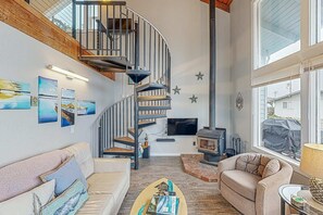 TV, offices - Dog-Friendly Beach House w/ Spectacular Ocean Views & Easy Access to the Beach (Florence)