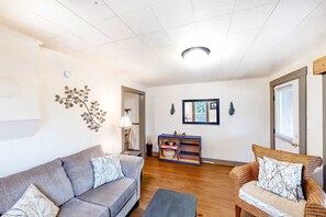TV, offices - Adorable dog-friendly duplex near Main Street with full kitchen (Springfield)