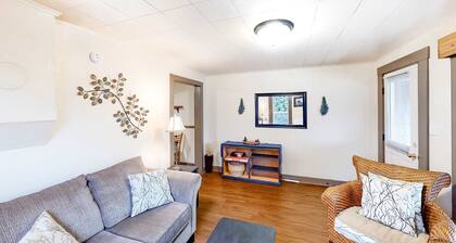 Adorable dog-friendly duplex near Main Street with full kitchen