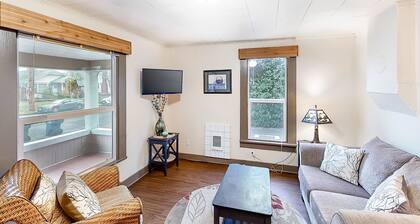 Adorable dog-friendly duplex near Main Street with full kitchen