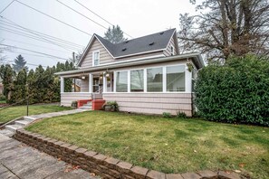 Exterior - Adorable dog-friendly duplex near Main Street with full kitchen (Springfield)